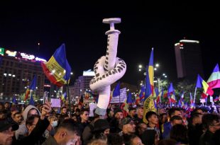 Румунија: Протести у Букурешту због најаве увођења ковид пропусница (видео)