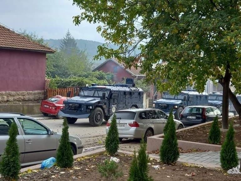 Шиптари напали Косовску Митровицу користећи бојеву муницију, много рањених Срба (видео)