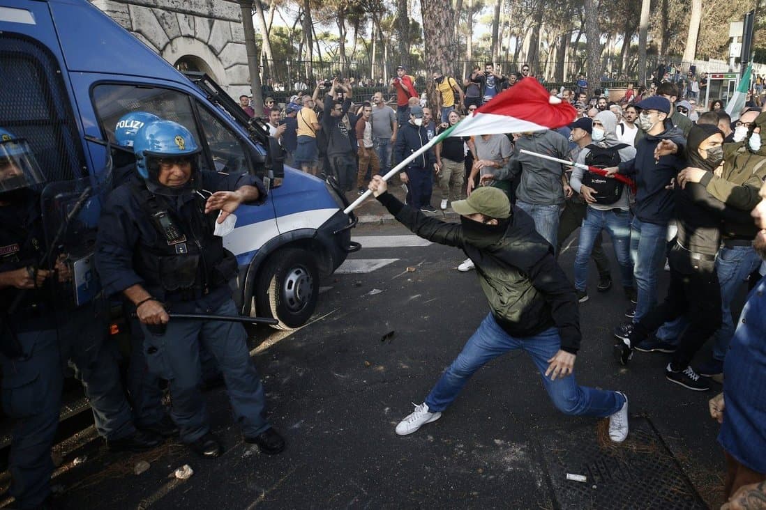Масовни протести у Риму због ковид пропусница, полиција се повлачи пред народом! (видео)