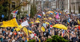 Масовни протести у Холандији због нових корона мера владе (видео)