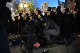 Жестоки сукоби с полицијом и хапшења на протесту у Немачкој против корона мера (видео)