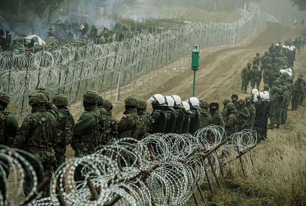 Хаос на граници: Мигранти ломе ограду, Пољаци користе водене топове и сузавац (видео)