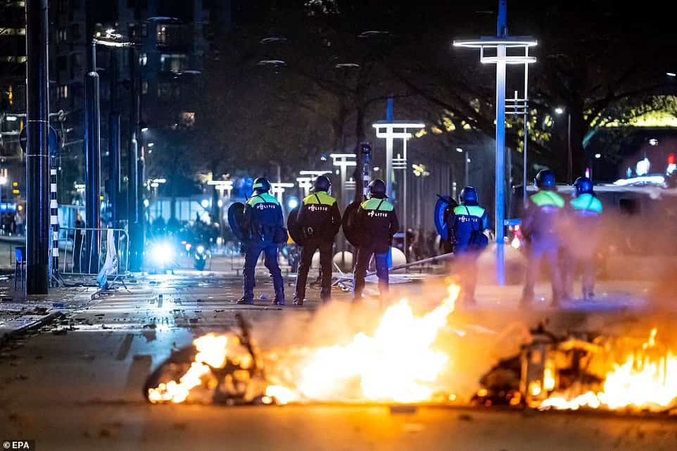 РАТНА ЗОНА ЕВРОПА! Жестоки немири широм Европе због нових антиковид мера (видео)