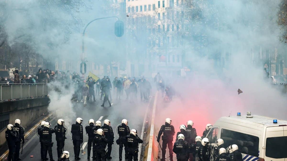 ПРОТЕСТ против антикорона мера у Бриселу завршен масовним хапшењем и полицијским насиљем (видео)