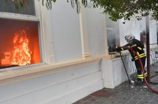 Аргентина: Народ незадовољaн новим Законом о рударству запалио 15 владиних зграда (видео)