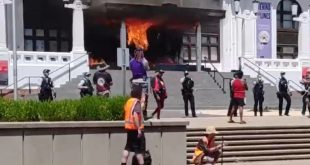 Аустралија: Гори зграда старог парламента! Демонстранти узвикују „нека гори“! (видео)