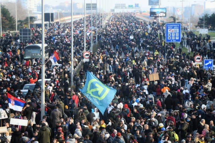 Одговор Вучићу: Протести неће стати, Закон о референдуму је још важнији