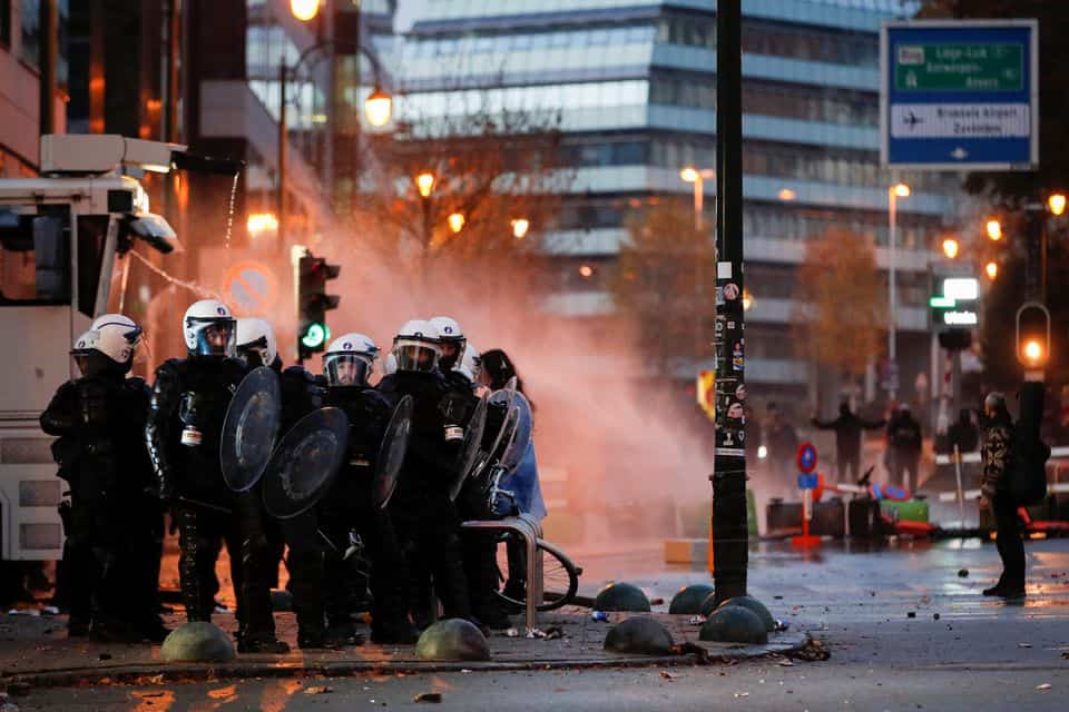 Брисел: Жестоки протести и сукоби са полицијом због нови антиковид мера владе (видео)