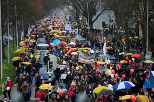 Масовни протести у Холандији против нових антиковид мера владе! (видео)