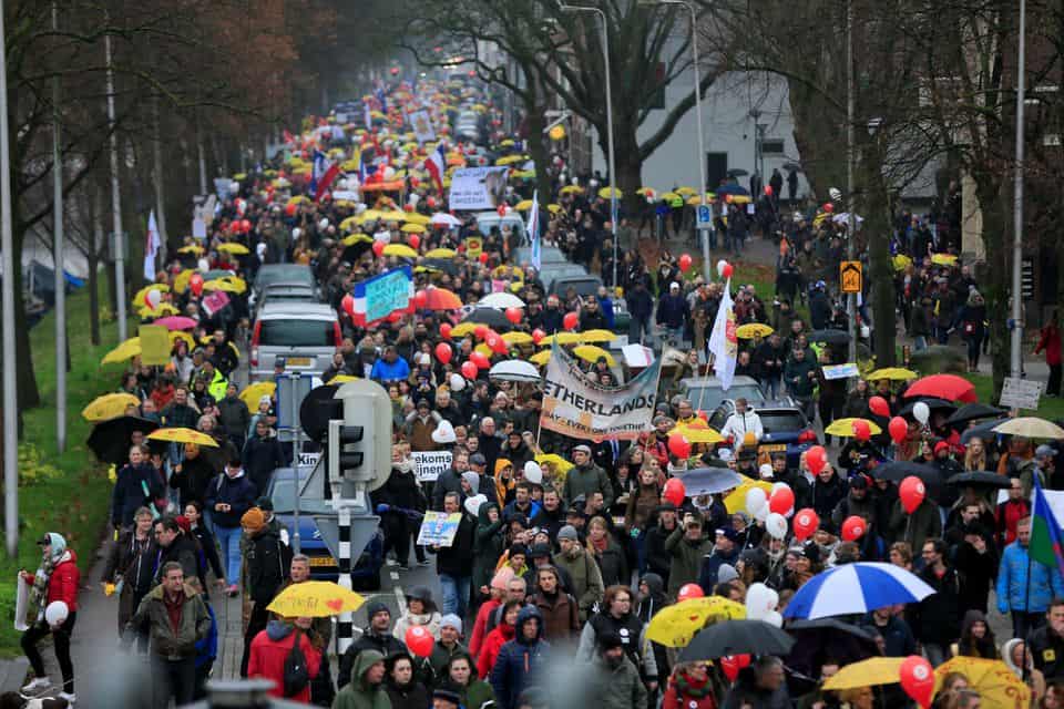 Масовни протести у Холандији против нових антиковид мера владе! (видео)