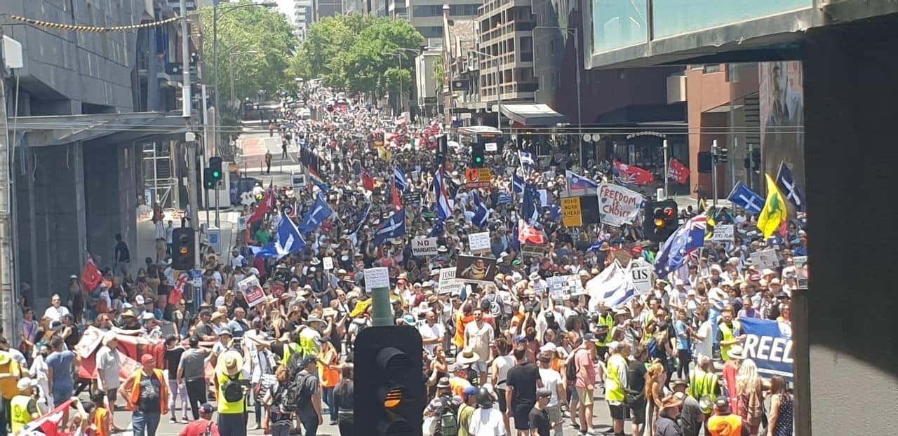 Мелбурн: Хиљаде демонстраната против ковид мера опколило полицијску станицу (видео)