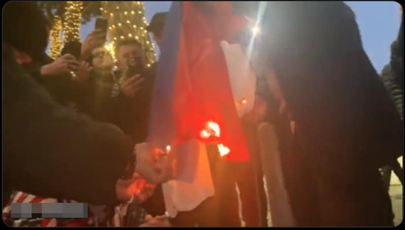 Тирана: Шиптари пале српске заставе и протестују против Отвореног Балкана и доласка Вучића (видео)