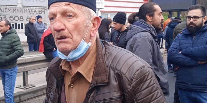 Деда Малиша (80) на протесту у Ужицу: А рудници су му много добра идеја?