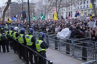 Овако је за викенд било у Лондону где је народ изашао на улице да поразговара са владом (видео)