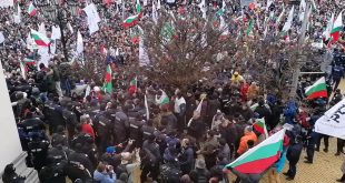 Хаос у Бугарској због ковид пропусница: Демонстранти покушали да упадну у парламент (видео)