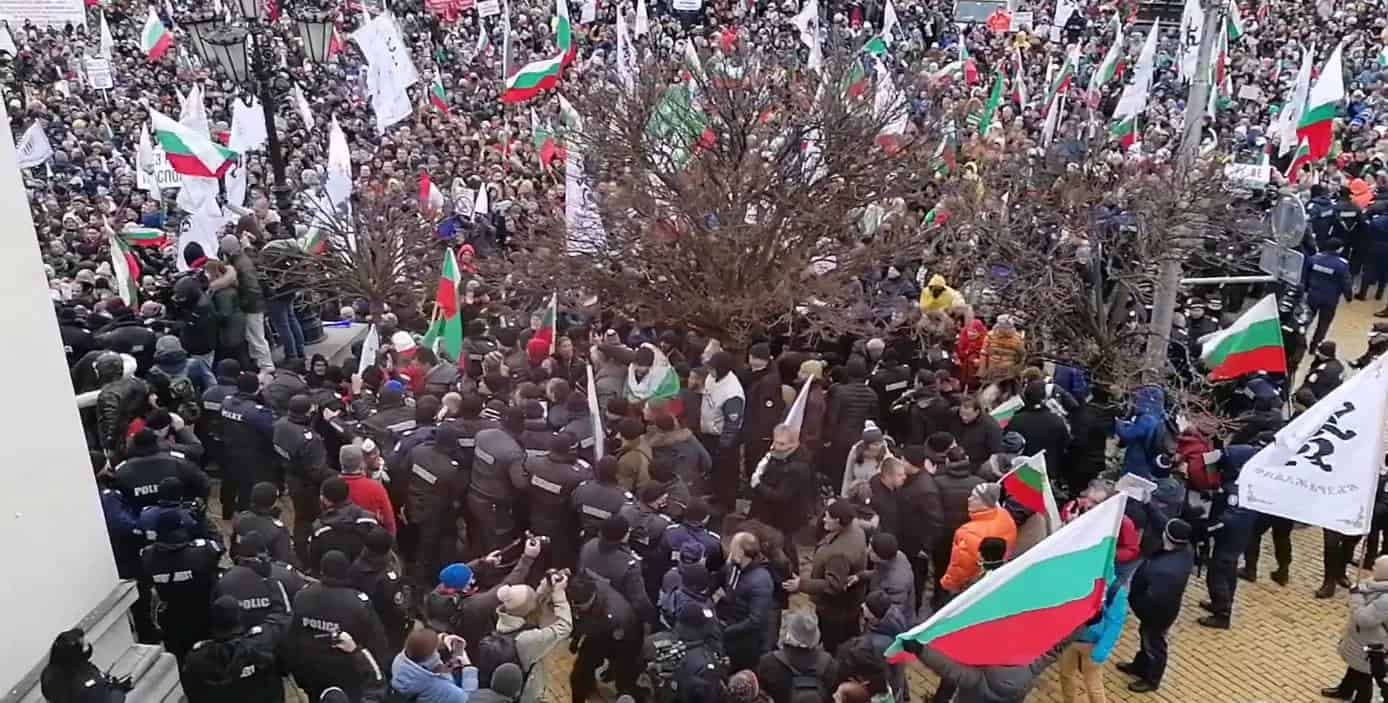 Хаос у Бугарској због ковид пропусница: Демонстранти покушали да упадну у парламент (видео)