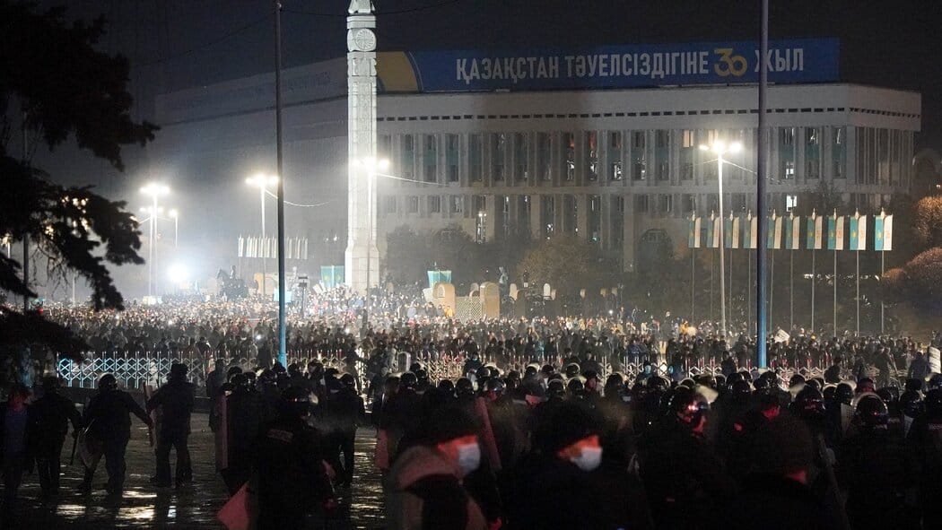 Хаос у Казахстану: Народ се побунио због поскупљења горива, војска на улици, чују се рафали (видео)