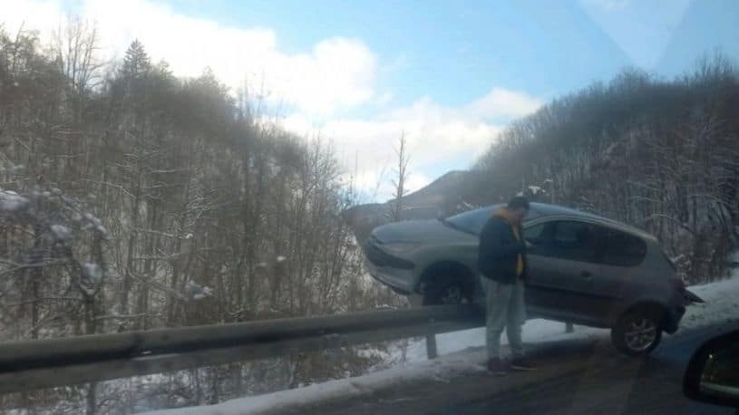 Србија – снежни колапс: Огроман број саобраћајки, кола излећу с путева (видео)