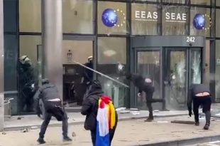 Ратно стање у Бриселу! Током протеста нападнуто седиште спољних послова ЕУ (видео)