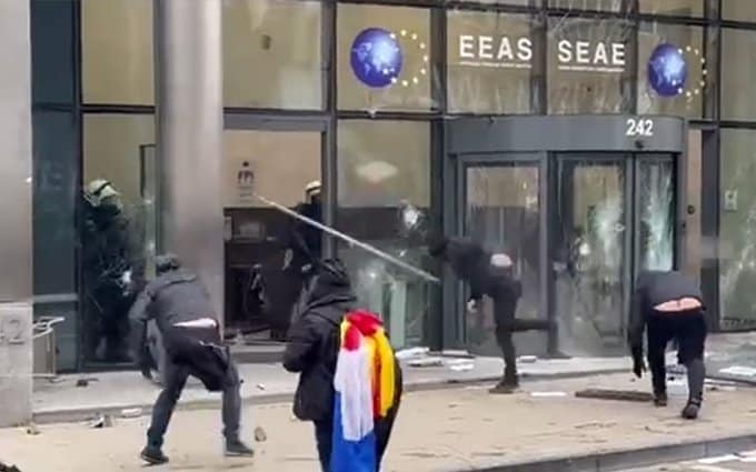 Ратно стање у Бриселу! Током протеста нападнуто седиште спољних послова ЕУ (видео)