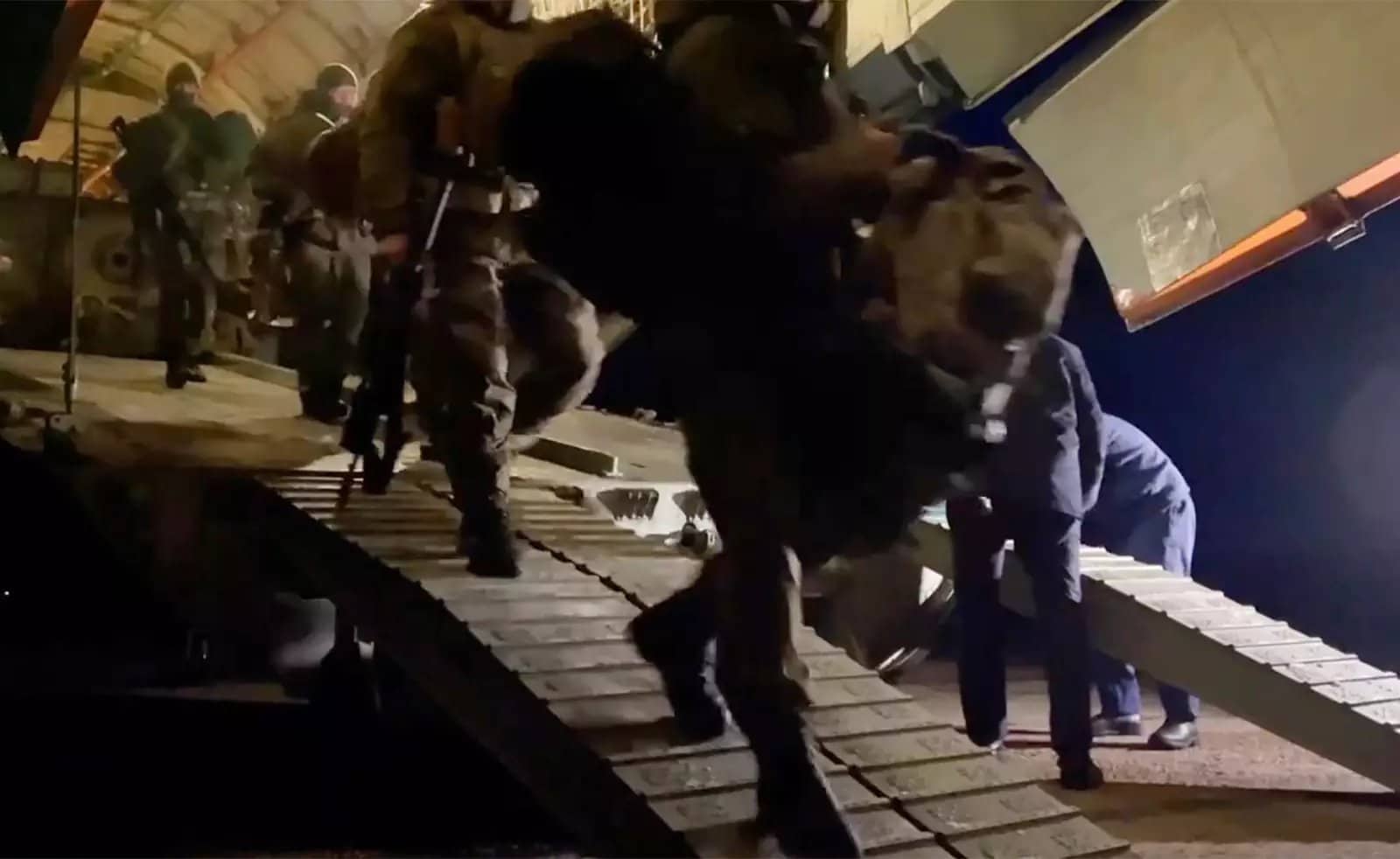 Елитне специјалне јединице руских падобранаца слетеле у главни град Казахстана (видео)