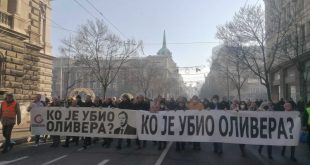 Шетња на годишњицу убиства Оливера Ивановића у Београду, звиждуци испред РТС