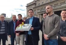 Шаровић донео Весићу торту за рођендан – изашло и обезбеђење (видео)