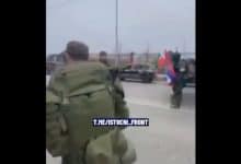 Чечени на челу борбене колоне носе српску заставу (видео)