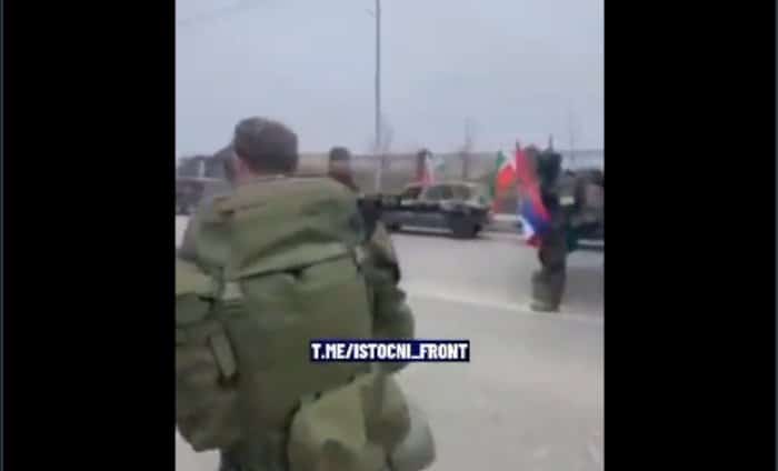 Чечени на челу борбене колоне носе српску заставу (видео)
