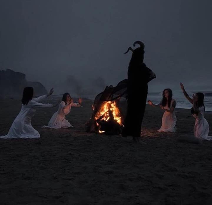 Окултни ритуал из Кијева: Вештице из целог света "смењују Путина"
