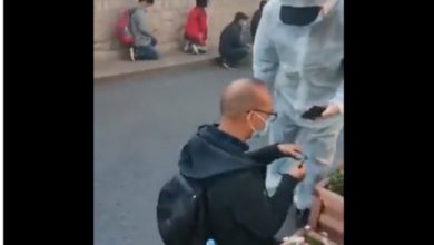 Кинези морају да клече на улици док им власт котролише KOВИД пасоше (видео)