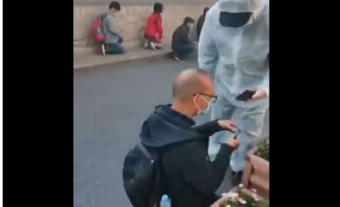 Кинези морају да клече на улици док им власт котролише KOВИД пасоше (видео)