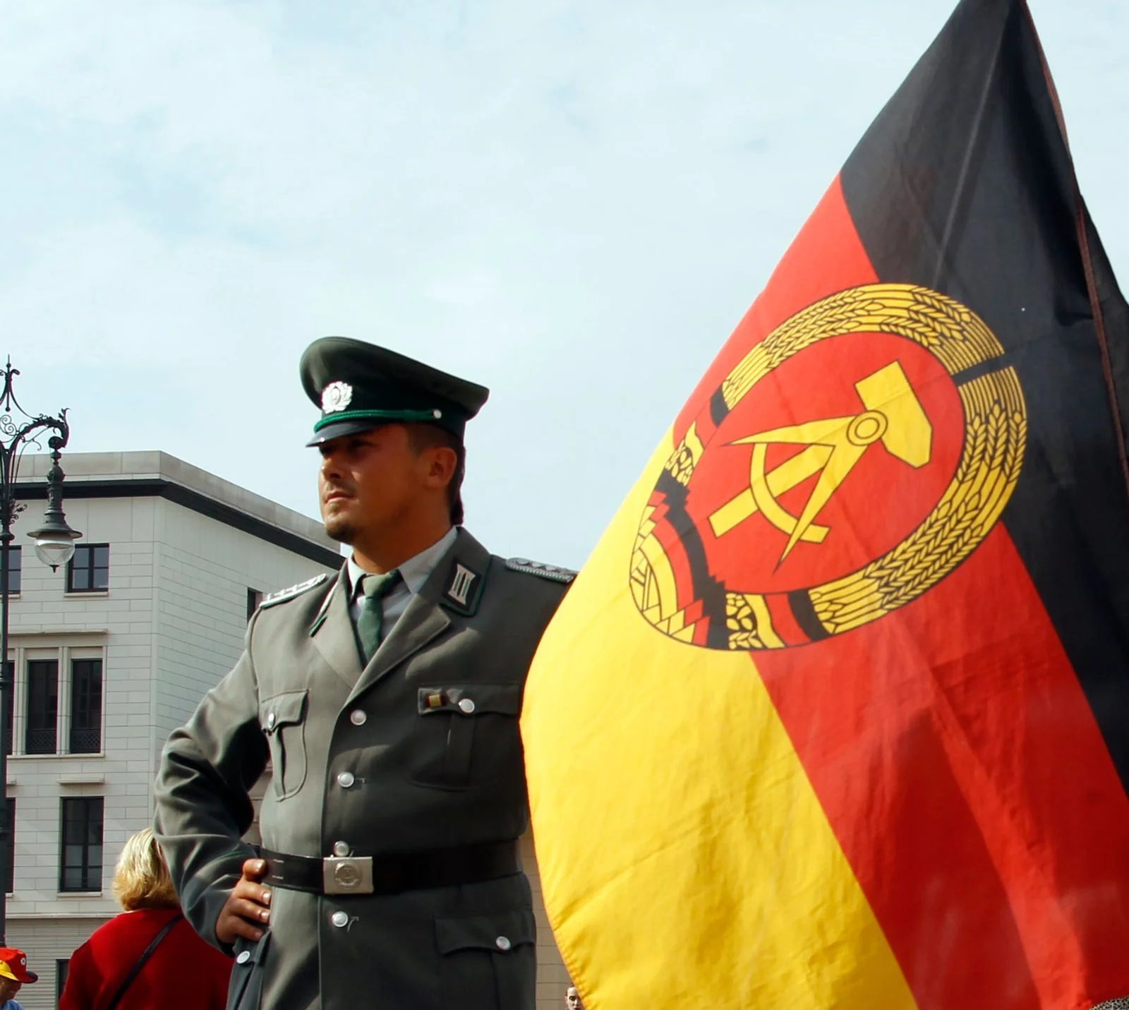 „Шолц гура народ у побуну и раскол, Источна Немачка ће прогласити независност!“