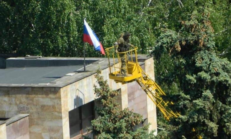 Донбаски фронт пробијен на неколико тачака – застава Русије на градској кући Светлодарска