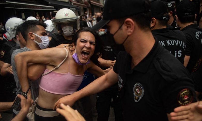Полиција спречила Параду поноса у Истанбулу, десетине приведене (видео)