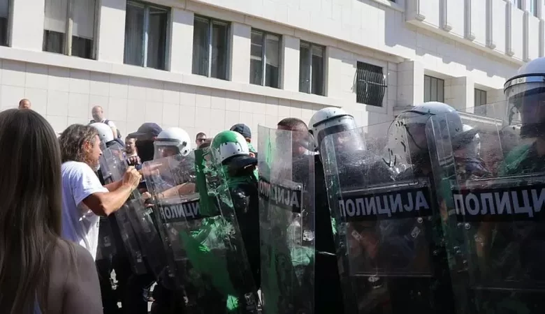 Приватници и полиција удруженим снагама млатили народ на протесту у Новом Саду! (видео)