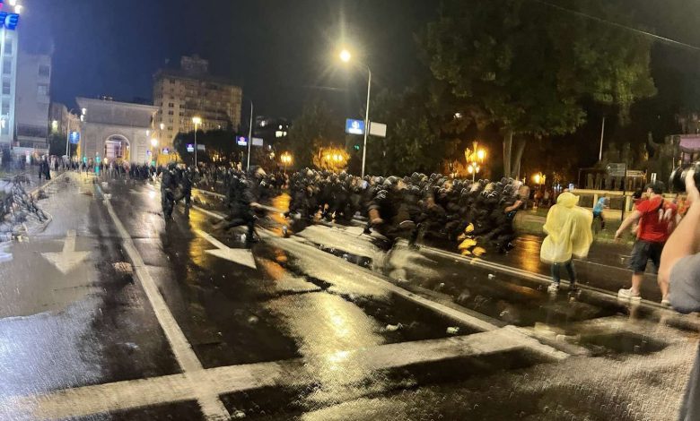 ХАОС на протесту у Скопљу! У сукобу са народом, 47 полицајаца повређено! (видео)