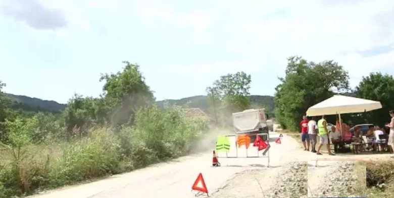 Мештани Паковраћа и даље блокирају магистрани пут, а мештани Лисица и Негришора регионални пут