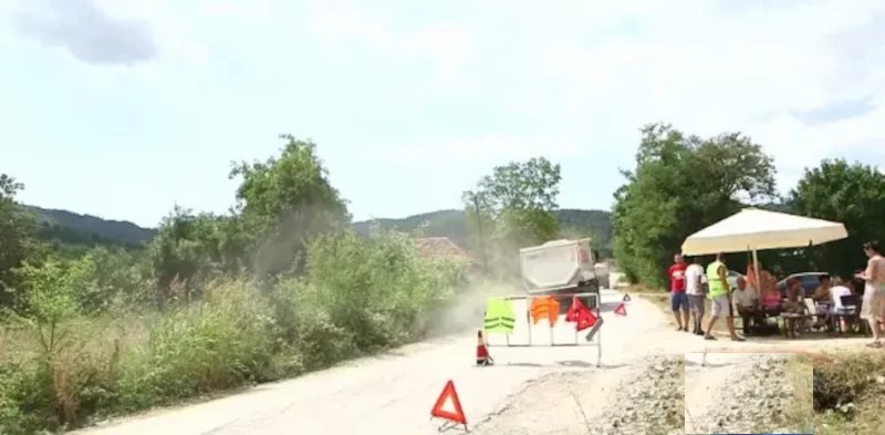 Мештани Паковраћа и даље блокирају магистрани пут, а мештани Лисица и Негришора регионални пут