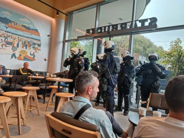 Ово ни НАЦИСТИ нису радили у Београду! Полиција масовно избацује народ из кафића у центру БГ (видео)