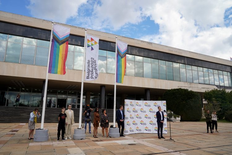 Званично почео Европрајд 2022, заставе испред Палате Србија