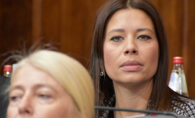 Надлежна министарка Ирена Вујовић нестала док су десетине отрованих људи у болницама