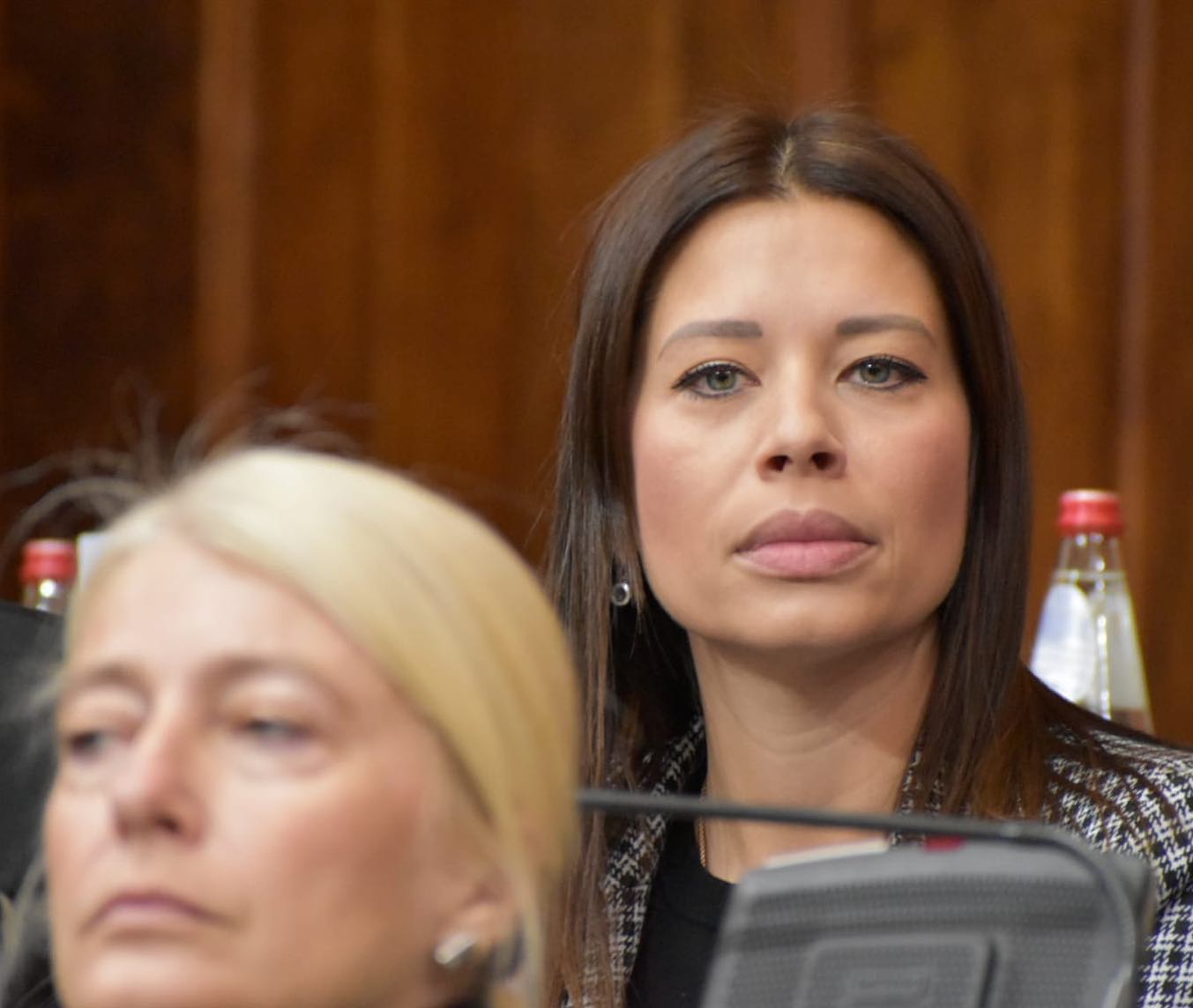 Надлежна министарка Ирена Вујовић нестала док су десетине отрованих људи у болницама
