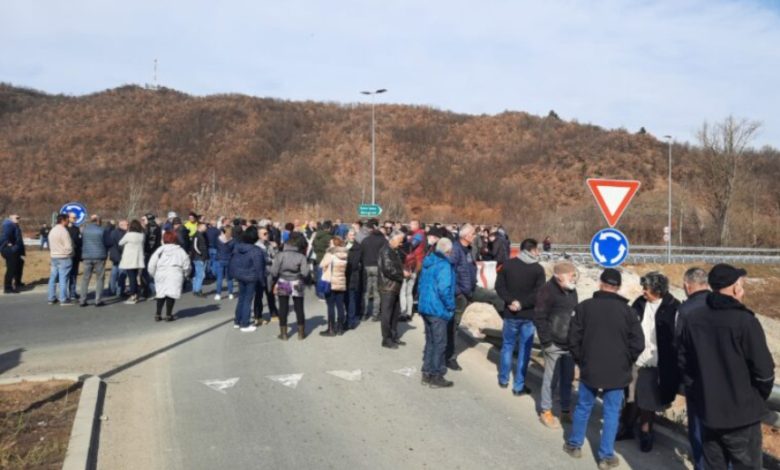 Мештани са блокаде код Чачка: „Ово је голгота од живота, нису нам ни усеве платили“