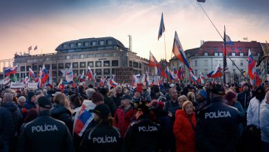 ПОБУНА ПРОТИВ НАТО И САД у Братислави: Словаци клицали Русима и Србима (видео)