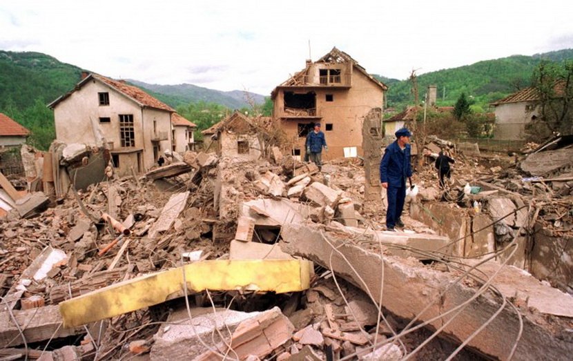 На данашњи дан 1999. НАТО гађао центар Сурдулице и убио 20 цивила, укључујући 12 деце