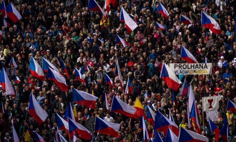 Десетине хиљада Чеха на антивладином протесту у Прагу (видео)