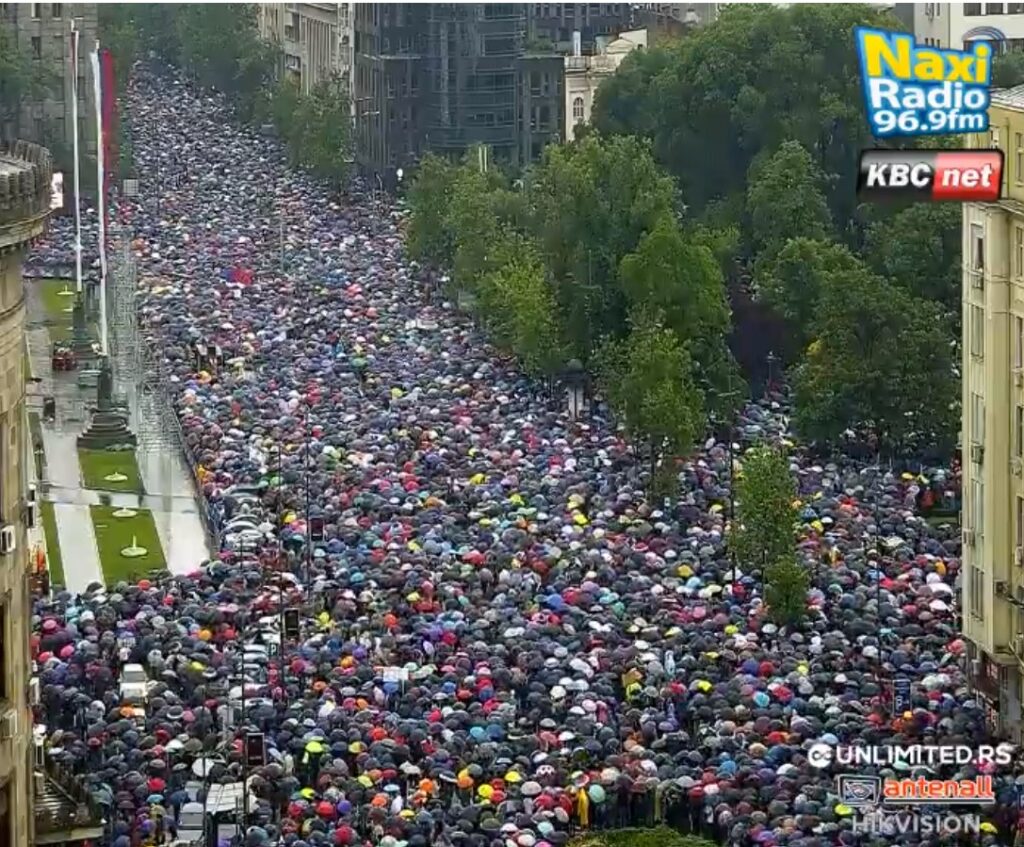 Огроман број људи испред Скупштине и на Булевару краља Александра, колона кренула према РТС-у