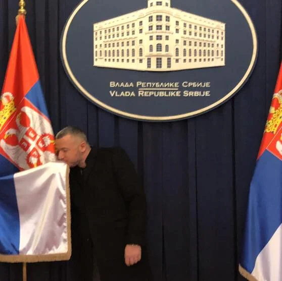 У згради владе Србије љуби заставу док шверцује кокаин