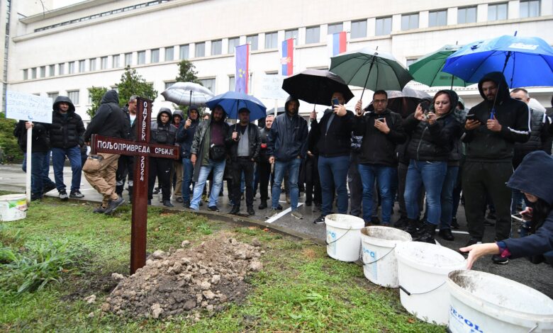 Испред Бановине "сахрањена" пољопривреда, позив на одлазак тракторима у Београд (фото, видео)